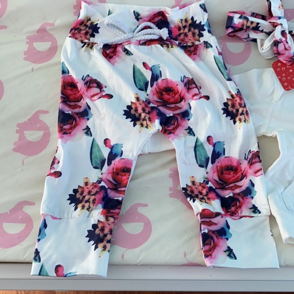 Baby girl jogging suit - Picture 2 of 4